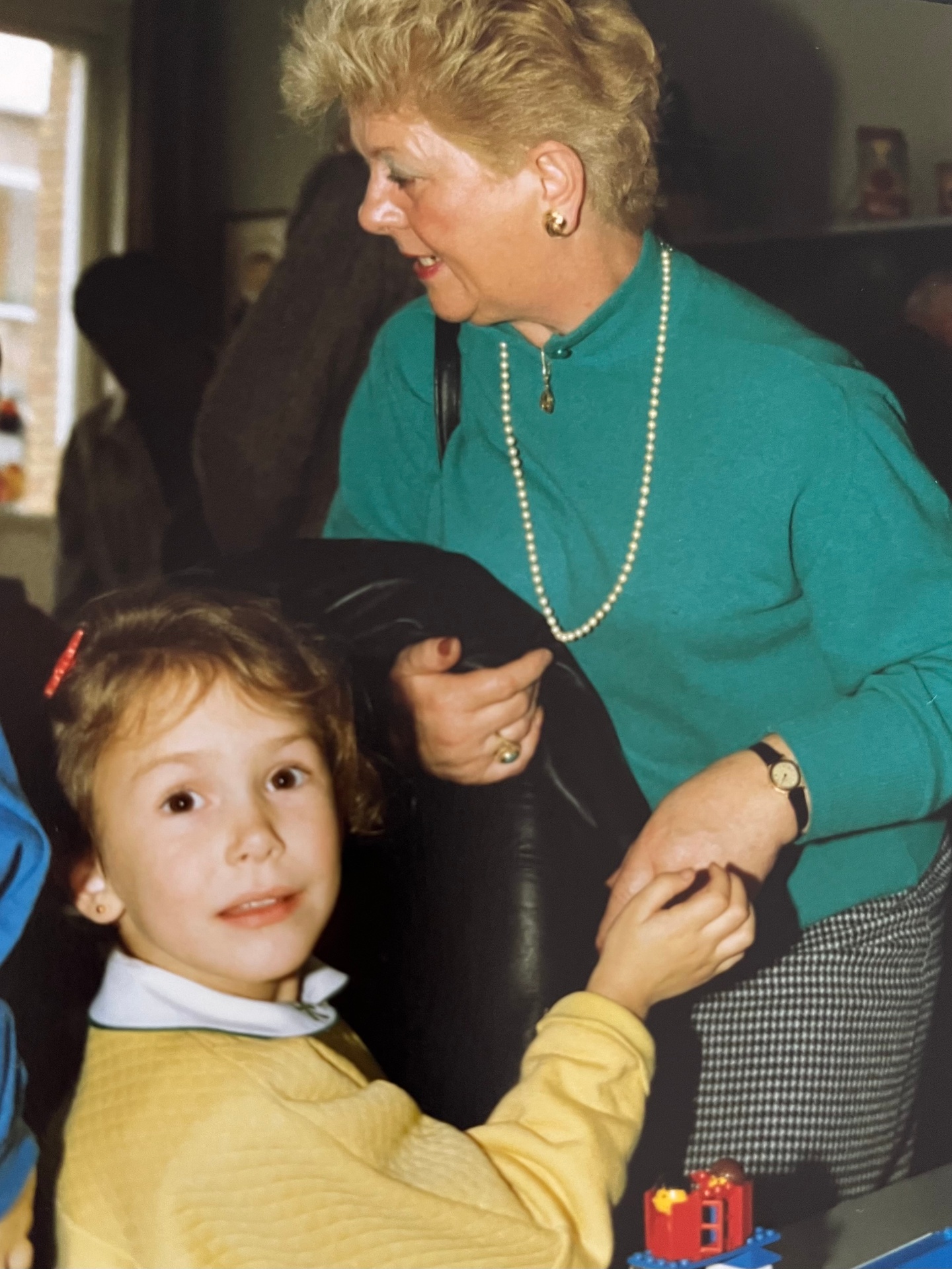 Sarah als kind samen met haar oma